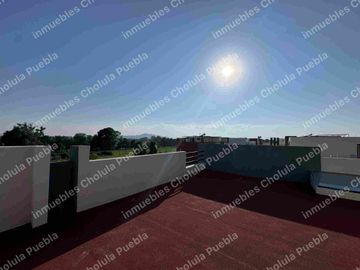 Residencia de 4 habitaciones, una de ellas en planta baja en fraccionamiento cerrado con amenidades como gimnasio, área infantil, terraza, sala para eventos, casa con roof garden.
