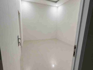 RUMAH CANTIK DALAM LINGKUNGAN CLUSTER DEKAT UPTOWN MALL