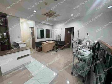 Commercial building along V. Luna in Diliman Quezon City For Sale