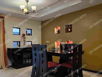 EN VENTA - CASA CON 3 DORMITORIOS AMPLIOS, sector Las Pencas - Av. Del Tejar.