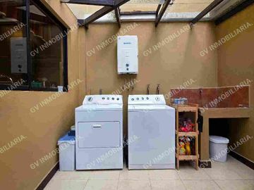 EN VENTA - CASA CON 3 DORMITORIOS AMPLIOS, sector Las Pencas - Av. Del Tejar.