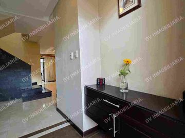 EN VENTA - CASA CON 3 DORMITORIOS AMPLIOS, sector Las Pencas - Av. Del Tejar.