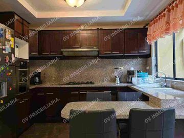 EN VENTA - CASA CON 3 DORMITORIOS AMPLIOS, sector Las Pencas - Av. Del Tejar.