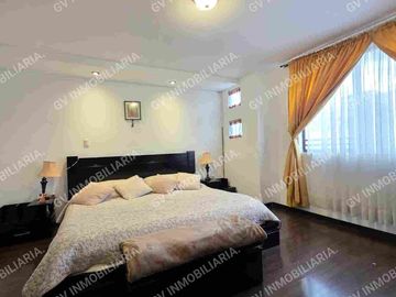 EN VENTA - CASA CON 3 DORMITORIOS AMPLIOS, sector Las Pencas - Av. Del Tejar.