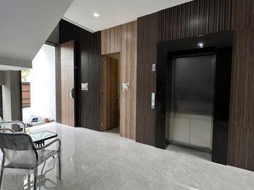 Rumah Citraland Minimalis 3 Lantai Private Lift SHM Murah