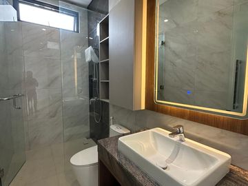 Rumah Citraland Minimalis 3 Lantai Private Lift SHM Murah