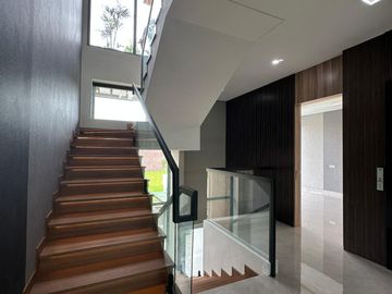 Rumah Citraland Minimalis 3 Lantai Private Lift SHM Murah