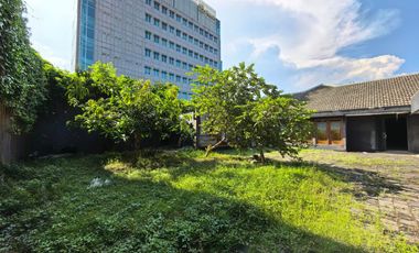 Gedung Komersial ex Showroom Pusat Kota Surabaya di jalan diponegoro luas tanah 1.036m2 sudah SHM