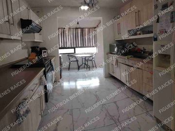 Hermoso y amplio departamento en Acapatzingo con bonita vista. C=203M2