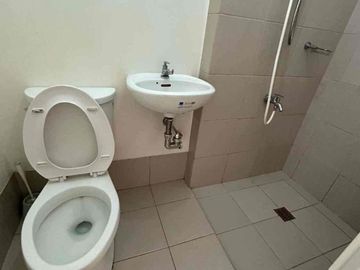 FOR RENT BARE UNIT AT 878 ESPAÑA