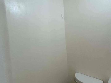 FOR RENT BARE UNIT AT 878 ESPAÑA