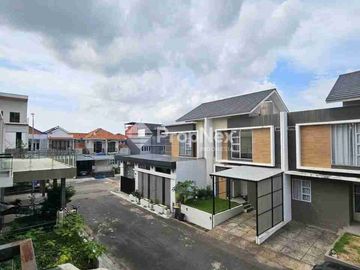 Rumah Cantik Villa Bukit Indah 2Lt