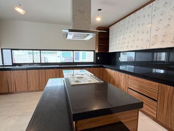 RESIDENCIA EN VENTA EN PACHUCA ARBOLEDAS DE SAN JAVIER EN ESQUINA, 4 RECÁMARAS, CON RECÁMARA EN PLANTA BAJA, ROOF