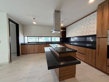 RESIDENCIA EN VENTA EN PACHUCA ARBOLEDAS DE SAN JAVIER EN ESQUINA, 4 RECÁMARAS, CON RECÁMARA EN PLANTA BAJA, ROOF