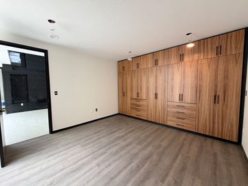 RESIDENCIA EN VENTA EN PACHUCA ARBOLEDAS DE SAN JAVIER EN ESQUINA, 4 RECÁMARAS, CON RECÁMARA EN PLANTA BAJA, ROOF