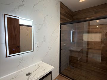 RESIDENCIA EN VENTA EN PACHUCA ARBOLEDAS DE SAN JAVIER EN ESQUINA, 4 RECÁMARAS, CON RECÁMARA EN PLANTA BAJA, ROOF