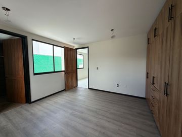 RESIDENCIA EN VENTA EN PACHUCA ARBOLEDAS DE SAN JAVIER EN ESQUINA, 4 RECÁMARAS, CON RECÁMARA EN PLANTA BAJA, ROOF