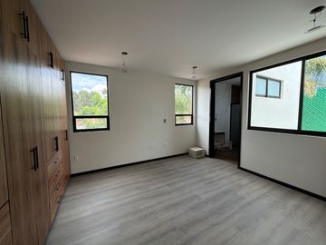 RESIDENCIA EN VENTA EN PACHUCA ARBOLEDAS DE SAN JAVIER EN ESQUINA, 4 RECÁMARAS, CON RECÁMARA EN PLANTA BAJA, ROOF