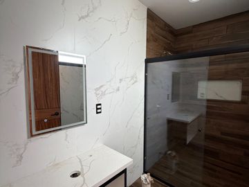 RESIDENCIA EN VENTA EN PACHUCA ARBOLEDAS DE SAN JAVIER EN ESQUINA, 4 RECÁMARAS, CON RECÁMARA EN PLANTA BAJA, ROOF