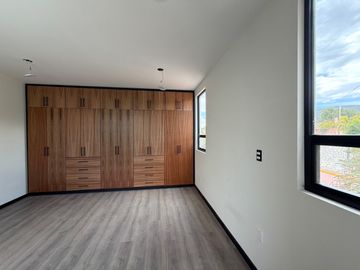 RESIDENCIA EN VENTA EN PACHUCA ARBOLEDAS DE SAN JAVIER EN ESQUINA, 4 RECÁMARAS, CON RECÁMARA EN PLANTA BAJA, ROOF