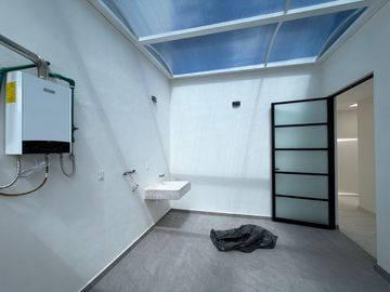 RESIDENCIA EN VENTA EN PACHUCA ARBOLEDAS DE SAN JAVIER EN ESQUINA, 4 RECÁMARAS, CON RECÁMARA EN PLANTA BAJA, ROOF