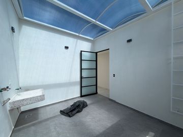 RESIDENCIA EN VENTA EN PACHUCA ARBOLEDAS DE SAN JAVIER EN ESQUINA, 4 RECÁMARAS, CON RECÁMARA EN PLANTA BAJA, ROOF