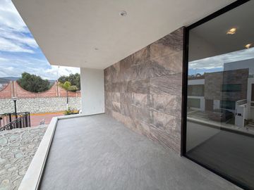 RESIDENCIA EN VENTA EN PACHUCA ARBOLEDAS DE SAN JAVIER EN ESQUINA, 4 RECÁMARAS, CON RECÁMARA EN PLANTA BAJA, ROOF
