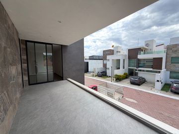 RESIDENCIA EN VENTA EN PACHUCA ARBOLEDAS DE SAN JAVIER EN ESQUINA, 4 RECÁMARAS, CON RECÁMARA EN PLANTA BAJA, ROOF