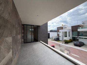 RESIDENCIA EN VENTA EN PACHUCA ARBOLEDAS DE SAN JAVIER EN ESQUINA, 4 RECÁMARAS, CON RECÁMARA EN PLANTA BAJA, ROOF