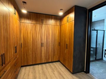 RESIDENCIA EN VENTA EN PACHUCA ARBOLEDAS DE SAN JAVIER EN ESQUINA, 4 RECÁMARAS, CON RECÁMARA EN PLANTA BAJA, ROOF