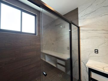 RESIDENCIA EN VENTA EN PACHUCA ARBOLEDAS DE SAN JAVIER EN ESQUINA, 4 RECÁMARAS, CON RECÁMARA EN PLANTA BAJA, ROOF