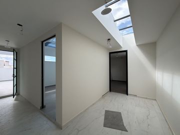 RESIDENCIA EN VENTA EN PACHUCA ARBOLEDAS DE SAN JAVIER EN ESQUINA, 4 RECÁMARAS, CON RECÁMARA EN PLANTA BAJA, ROOF