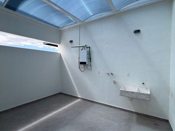 RESIDENCIA EN VENTA EN PACHUCA ARBOLEDAS DE SAN JAVIER EN ESQUINA, 4 RECÁMARAS, CON RECÁMARA EN PLANTA BAJA, ROOF