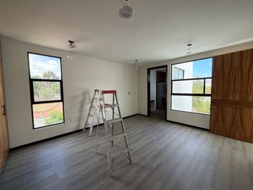 RESIDENCIA EN VENTA EN PACHUCA ARBOLEDAS DE SAN JAVIER EN ESQUINA, 4 RECÁMARAS, CON RECÁMARA EN PLANTA BAJA, ROOF