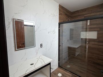 RESIDENCIA EN VENTA EN PACHUCA ARBOLEDAS DE SAN JAVIER EN ESQUINA, 4 RECÁMARAS, CON RECÁMARA EN PLANTA BAJA, ROOF