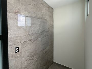 RESIDENCIA EN VENTA EN PACHUCA ARBOLEDAS DE SAN JAVIER EN ESQUINA, 4 RECÁMARAS, CON RECÁMARA EN PLANTA BAJA, ROOF