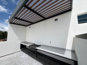 RESIDENCIA EN VENTA EN PACHUCA ARBOLEDAS DE SAN JAVIER EN ESQUINA, 4 RECÁMARAS, CON RECÁMARA EN PLANTA BAJA, ROOF