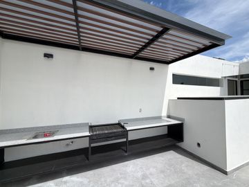 RESIDENCIA EN VENTA EN PACHUCA ARBOLEDAS DE SAN JAVIER EN ESQUINA, 4 RECÁMARAS, CON RECÁMARA EN PLANTA BAJA, ROOF