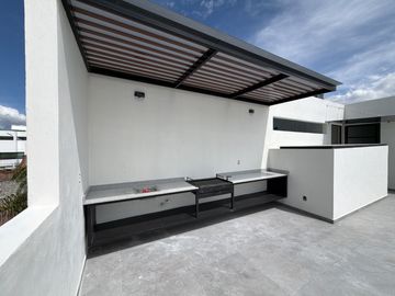 RESIDENCIA EN VENTA EN PACHUCA ARBOLEDAS DE SAN JAVIER EN ESQUINA, 4 RECÁMARAS, CON RECÁMARA EN PLANTA BAJA, ROOF