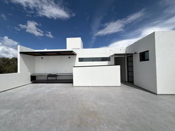 RESIDENCIA EN VENTA EN PACHUCA ARBOLEDAS DE SAN JAVIER EN ESQUINA, 4 RECÁMARAS, CON RECÁMARA EN PLANTA BAJA, ROOF