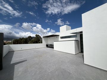 RESIDENCIA EN VENTA EN PACHUCA ARBOLEDAS DE SAN JAVIER EN ESQUINA, 4 RECÁMARAS, CON RECÁMARA EN PLANTA BAJA, ROOF