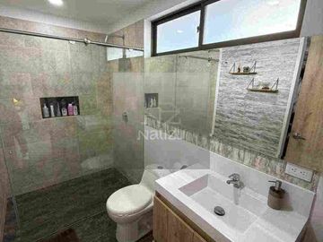 Casa en urbanización cerrada con 4 habitaciones