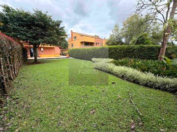 Casa Unifamiliar en Urbanización cerrada con un hermoso jardín