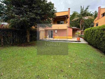 Casa Unifamiliar en Urbanización cerrada con un hermoso jardín