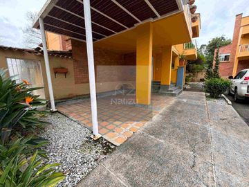 Casa Unifamiliar en Urbanización cerrada con un hermoso jardín