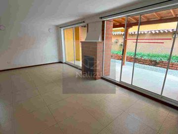 Casa Unifamiliar en Urbanización cerrada con un hermoso jardín