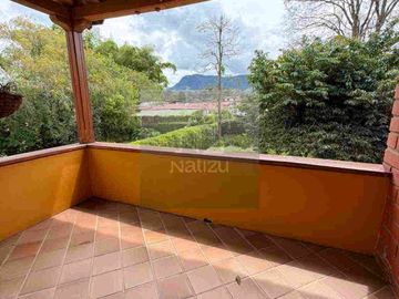 Casa Unifamiliar en Urbanización cerrada con un hermoso jardín