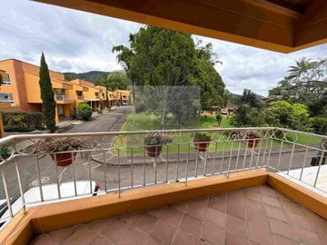 Casa Unifamiliar en Urbanización cerrada con un hermoso jardín