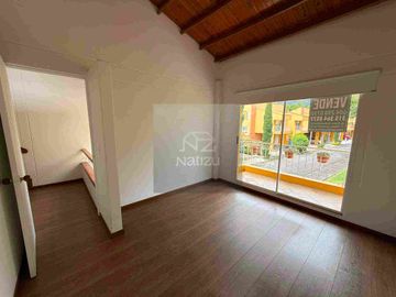 Casa Unifamiliar en Urbanización cerrada con un hermoso jardín