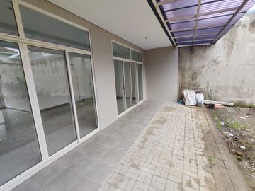 Dijual Rumah Luas 4 Kamar Tidur, Hadap Barat, Kota Baru Parahyangan